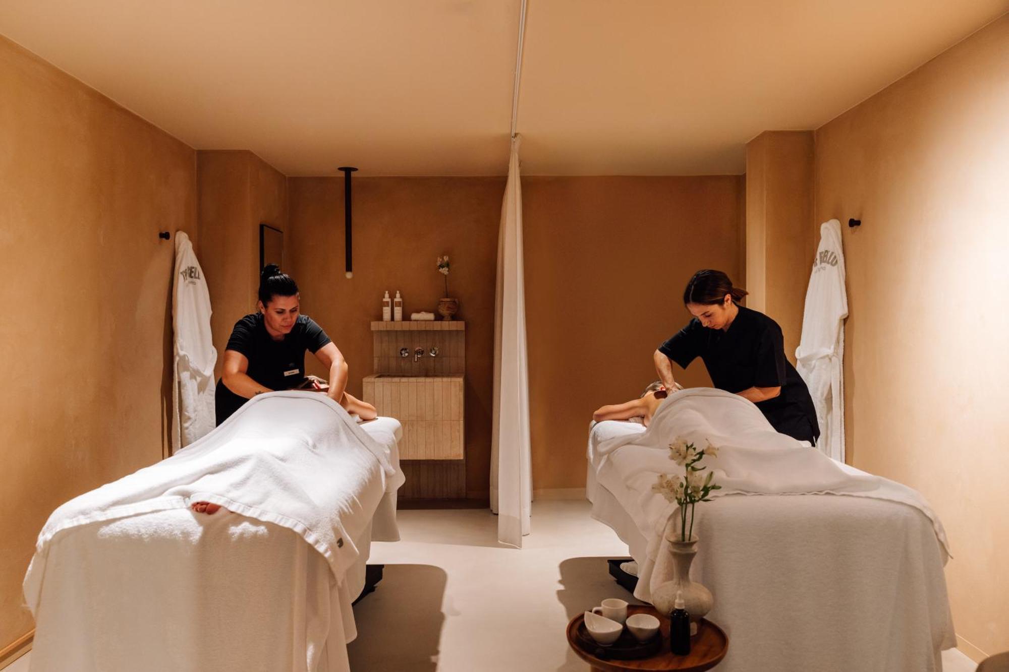 The Rebello Hotel & Spa - Small Luxury Hotels Of The World Vila Nova de Gaia Esterno foto Massage therapists at work