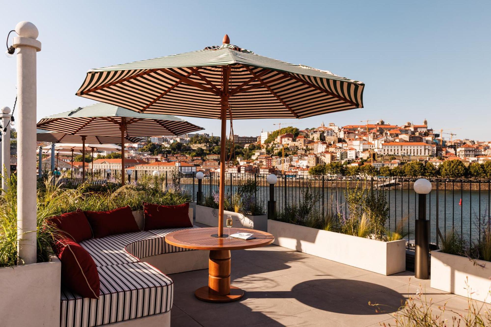 The Rebello Hotel & Spa - Small Luxury Hotels Of The World Vila Nova de Gaia Esterno foto The hotel's terrace