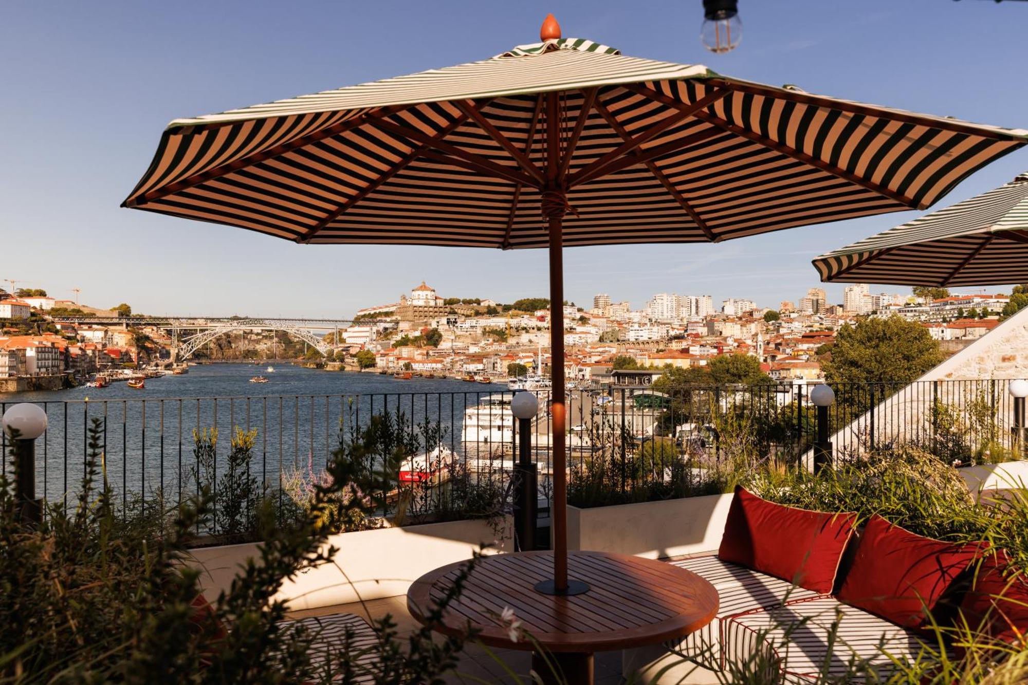 The Rebello Hotel & Spa - Small Luxury Hotels Of The World Vila Nova de Gaia Esterno foto View of the Acropolis from the hotel