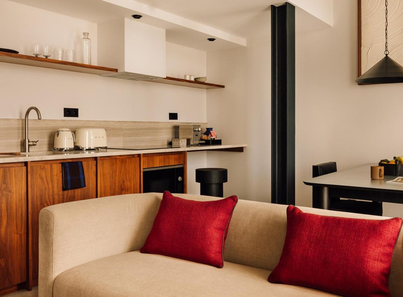 The Rebello Hotel & Spa - Small Luxury Hotels Of The World Vila Nova de Gaia Esterno foto A kitchen in a suite at the Mandarin Oriental, Munich