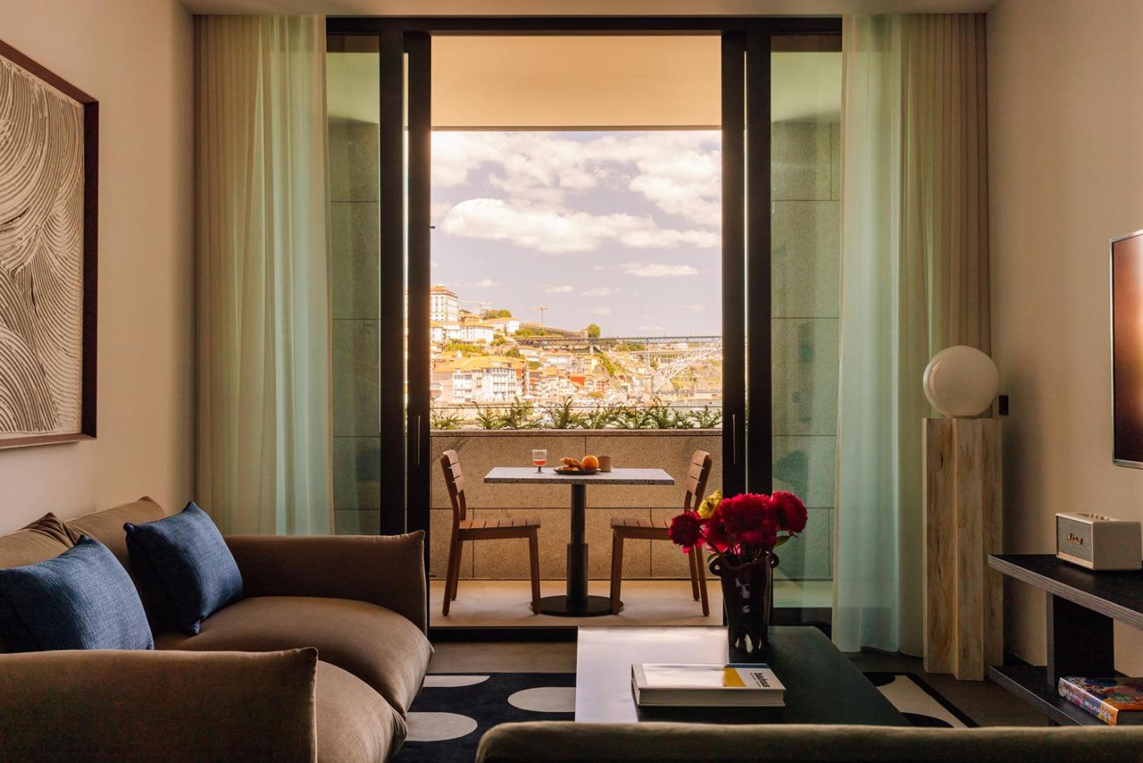 The Rebello Hotel & Spa - Small Luxury Hotels Of The World Vila Nova de Gaia Esterno foto A suite at the Four Seasons Hotel, Athens